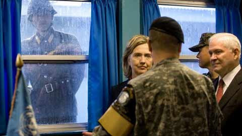 Một binh sĩ Triều Tiên nhìn qua cửa kính của tòa nhà TT2 khi Ngoại trưởng Mỹ Hillary Clinton và Bộ trưởng Quốc phòng Mỹ Robert M. Gate đến thăm khu vực phi quân sự bên phía Hàn Quốc vào ngày 21/7/2011. Một binh sĩ Triều Tiên nhìn qua cửa kính của tòa nhà TT2 khi Ngoại trưởng Mỹ Hillary Clinton và Bộ trưởng Quốc phòng Mỹ Robert M. Gate đến thăm khu vực phi quân sự bên phía Hàn Quốc vào ngày 21/7/2011.