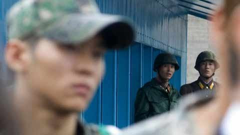 Các binh sĩ Triều Tiên quan sát Ngoại trưởng Hàn Quốc Yu Myung-hwan, Ngoại trưởng Mỹ Hillary Clinton, Bộ trưởng Quốc phòng Mỹ Robert Gates và Bộ trưởng Quốc phòng Hàn Quốc Kim Tae-young trao đổi với báo giới bên ngoài tòa nhà T2 ở Bàn Môn Điếm (bên địa phận Hàn Quốc, khu vực phi quân sự giữa Triều Tiên - Hàn Quốc). Các binh sĩ Triều Tiên quan sát Ngoại trưởng Hàn Quốc Yu Myung-hwan, Ngoại trưởng Mỹ Hillary Clinton, Bộ trưởng Quốc phòng Mỹ Robert Gates và Bộ trưởng Quốc phòng Hàn Quốc Kim Tae-young trao đổi với báo giới bên ngoài tòa nhà T2 ở Bàn Môn Điếm (bên địa phận Hàn Quốc, khu vực phi quân sự giữa Triều Tiên - Hàn Quốc).