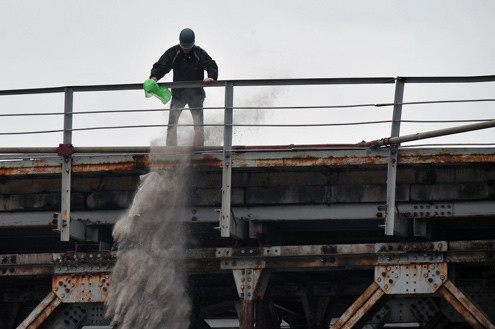 Tro sau khi thắp hương được người dân thả xuống sông khiến bụi bay mù mịt. Tro sau khi thắp hương được người dân thả xuống sông khiến bụi bay mù mịt.