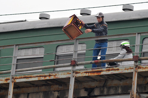 Bộ đồ thờ cúng năm cũ được thả trôi sông. Bộ đồ thờ cúng năm cũ được thả trôi sông.