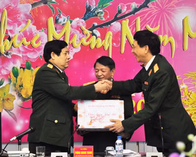 Đồng chí Bộ trưởng Bộ Quốc phòng tặng quà Tết cho Bộ tư lệnh Binh chủng TTLL. Ảnh: Phú Sơn