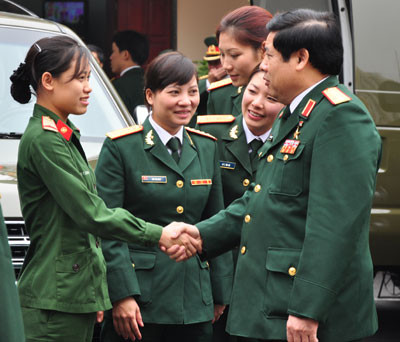 Đại tướng Phùng Quang Thanh thăm hỏi, động viên, chúc Tết chiến sĩ nữ của Bộ tư lệnh Binh chủng TTLL. Ảnh: Phú Sơn Đại tướng Phùng Quang Thanh thăm hỏi, động viên, chúc Tết chiến sĩ nữ của Bộ tư lệnh Binh chủng TTLL. Ảnh: Phú Sơn