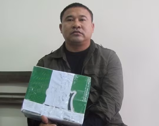 Bùi Văn Hòa cùng số lượng ma túy đá bị công an thu gữ.