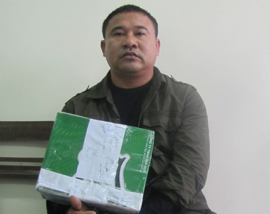 Bùi Văn Hòa cùng số lượng ma túy đá bị công an thu gữ. Bùi Văn Hòa cùng số lượng ma túy đá bị công an thu gữ.