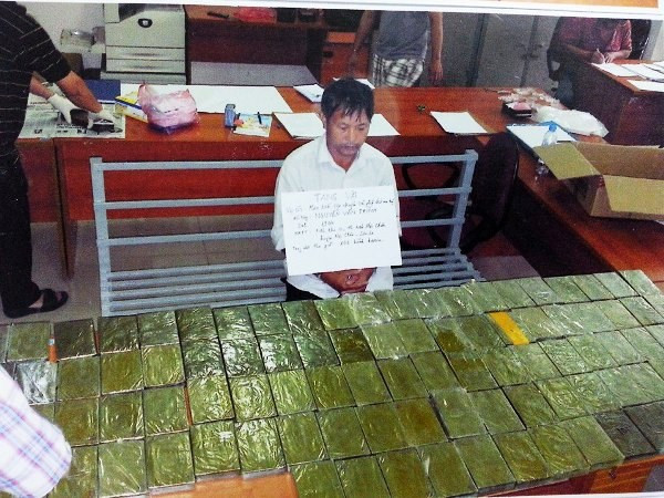 guyễn Văn Trình cùng tang vật tại cơ quan công an.