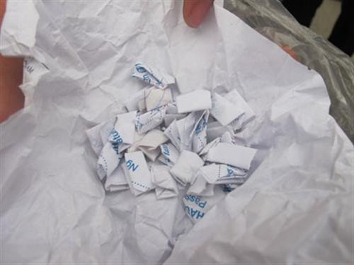 Các đối tượng gói nhỏ ma túy mua bán trong trại giam. Các đối tượng gói nhỏ ma túy mua bán trong trại giam.