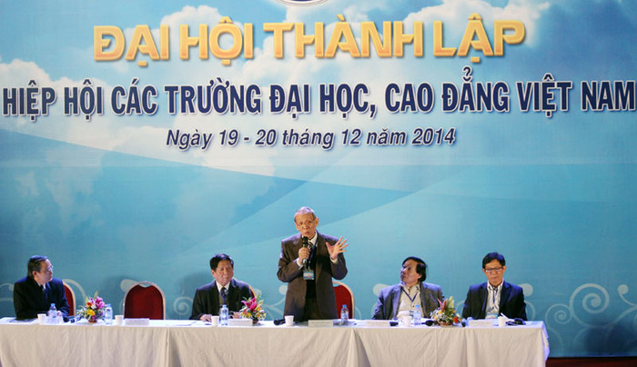 Đoàn chủ tịch tại phiên trù bị chiều ngày 19/12. Đoàn chủ tịch tại phiên trù bị chiều ngày 19/12.