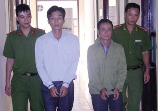 Ông Cao Văn Vượng (áo trắng), Trưởng trạm y tế xã Điền Thượng, huyện Bá Thước - Thanh Hóa Ông Cao Văn Vượng (áo trắng), Trưởng trạm y tế xã Điền Thượng, huyện Bá Thước - Thanh Hóa