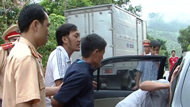 Vàng Seo Lẻng bị cơ quan công an bắt quả tang khi trong người đang có ma túy. Vàng Seo Lẻng bị cơ quan công an bắt quả tang khi trong người đang có ma túy.