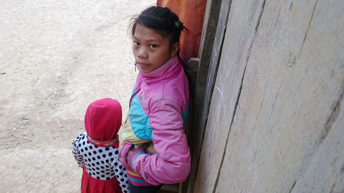 Những gái nhỏ ở đây mặc dù tuổi đời còn ít nhưng nhiều em đã lập gia đình và có con rất sớm.