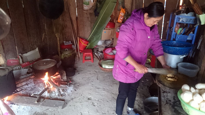 Trong ảnh một cô giáo đang chuẩn bị bữa trưa cho học sinh bán trú.