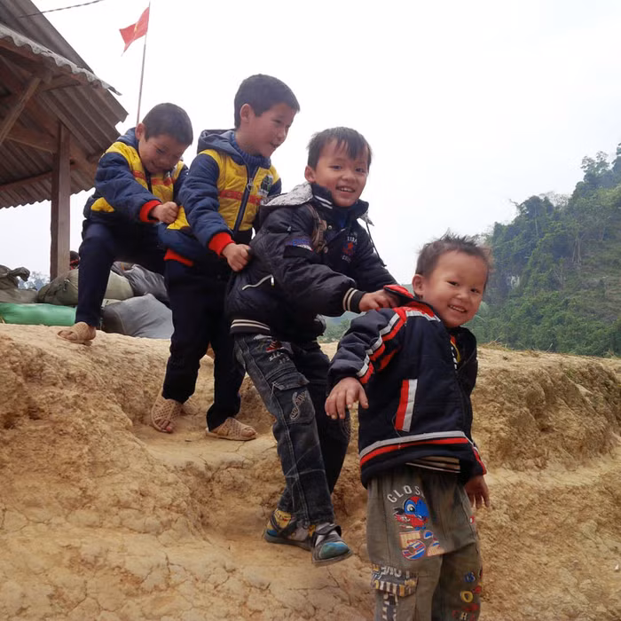 Các em học sinh ở đây hồn nhiên như cành cây, ngọn cỏ.