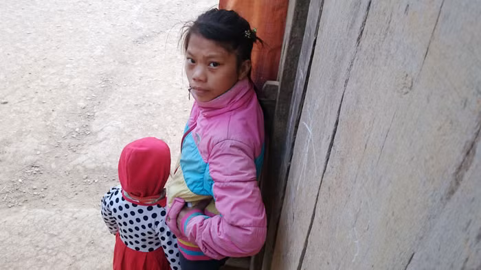 Những gái nhỏ ở đây mặc dù tuổi đời còn ít nhưng nhiều em đã lập gia đình và có con rất sớm.