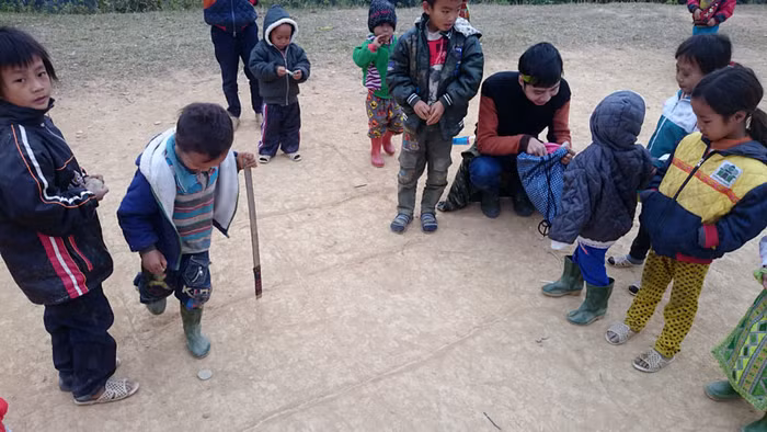 Các trò chơi mà học sinh yêu thích nhất là bắn bi, bịt mắt bắt dê, lò cò...