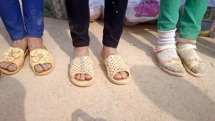 Mùa đông đến, nhiều em vẫn chưa được mặc ấm. Bàn chân các em nứt nẻ khi hàng ngày đến trường với đôi dép lê.