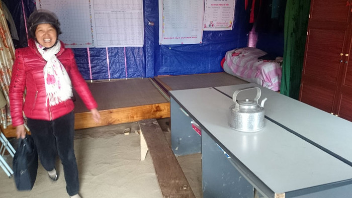 Phòng họp hội đồng cũng là phòng ngủ của các thầy cô.