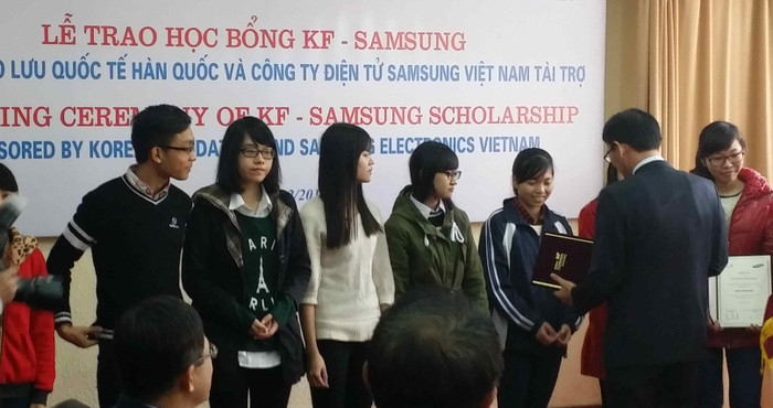 Nhiều học sinh, sinh viên nghèo được nhận học bổng từ Sam Sung. Nhiều học sinh, sinh viên nghèo được nhận học bổng từ Sam Sung.