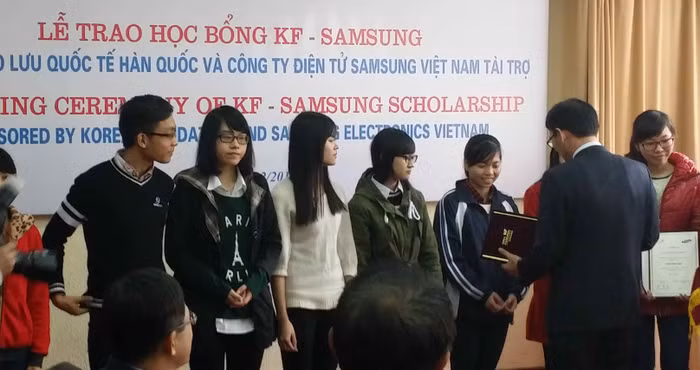 Nhiều học sinh, sinh viên nghèo được nhận học bổng từ Sam Sung.