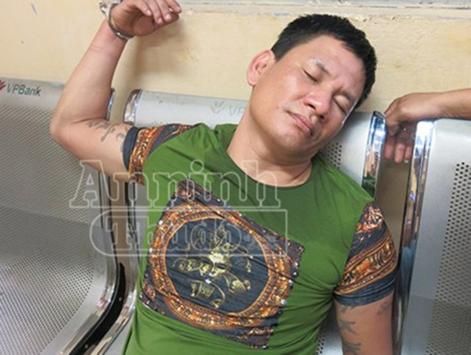 Quân tỏ ra lỳ lợm khi đối mặt với cơ quan công an. Quân tỏ ra lỳ lợm khi đối mặt với cơ quan công an.