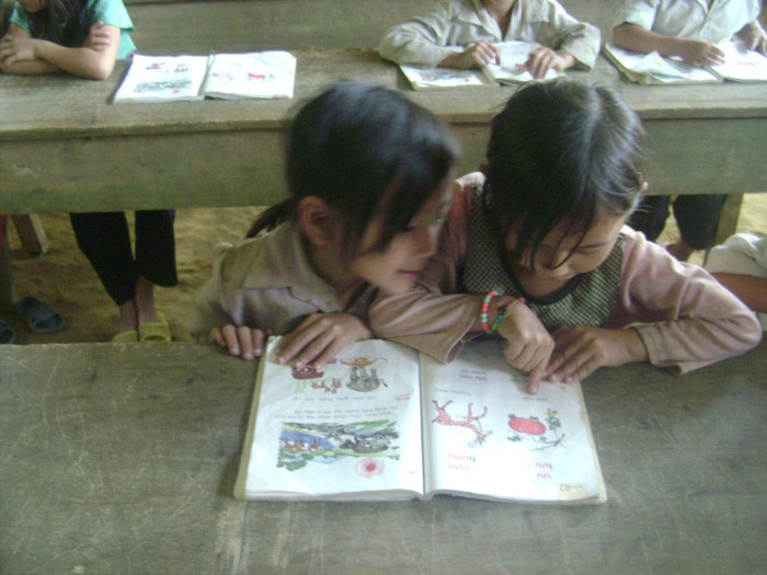 Nhưng vì nằm trong vùng còn đến hơn 90% dân số thuộc dạng đói nghèo nên các em thiếu thốn đủ thứ. Ngay cả sách vở các em cũng phải 2,3 em dùng chung cuốn Nhưng vì nằm trong vùng còn đến hơn 90% dân số thuộc dạng đói nghèo nên các em thiếu thốn đủ thứ. Ngay cả sách vở các em cũng phải 2,3 em dùng chung cuốn