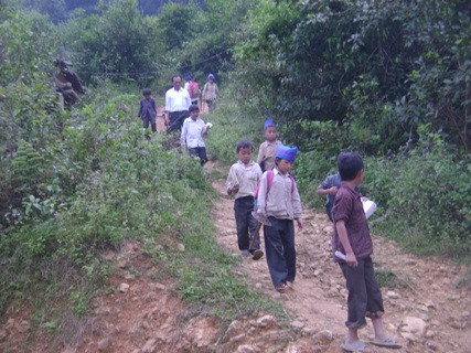 Những đứa trẻ nơi đây vừa đi học còn phải cầm theo cuốc để xong buổi học là lên rẫy luôn Những đứa trẻ nơi đây vừa đi học còn phải cầm theo cuốc để xong buổi học là lên rẫy luôn