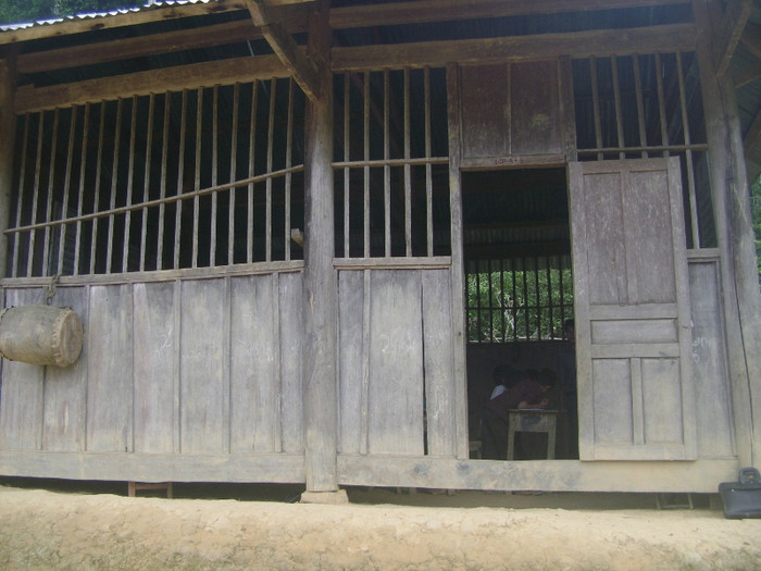 Những bức tường bằng gỗ cũng đã bị mưa nắng làm mục nát Những bức tường bằng gỗ cũng đã bị mưa nắng làm mục nát