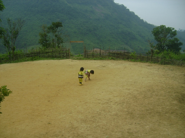 Những đứa trẻ nhỏ đi theo anh chị đi học vì bố mẹ đi rẫy Những đứa trẻ nhỏ đi theo anh chị đi học vì bố mẹ đi rẫy