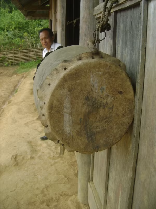 Chiếc trống trường ở đây cũng khá đặc biệt. Nó được làm bằng một thân gỗ rỗng đóng vào tấm da trâu đơn giản