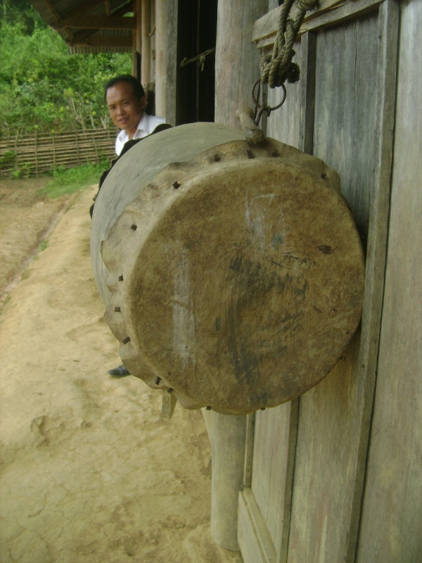 Chiếc trống trường ở đây cũng khá đặc biệt. Nó được làm bằng một thân gỗ rỗng đóng vào tấm da trâu đơn giản Chiếc trống trường ở đây cũng khá đặc biệt. Nó được làm bằng một thân gỗ rỗng đóng vào tấm da trâu đơn giản