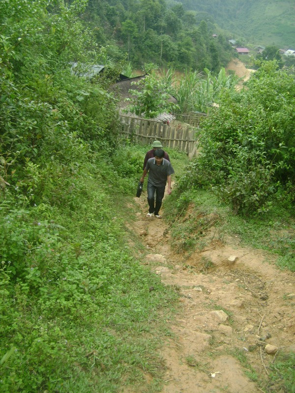 Con đường gập ghềnh, dốc đứng đi lên điểm trường lẻ Nhọt Kho Con đường gập ghềnh, dốc đứng đi lên điểm trường lẻ Nhọt Kho