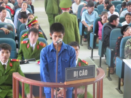 Đứa cháu họ bất nhân Nguyễn Văn Thành trước vành móng ngựa Đứa cháu họ bất nhân Nguyễn Văn Thành trước vành móng ngựa
