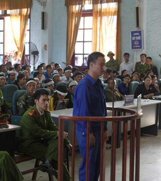 Đối tượng Phan Huy Đạt trước vành móng ngựa Đối tượng Phan Huy Đạt trước vành móng ngựa