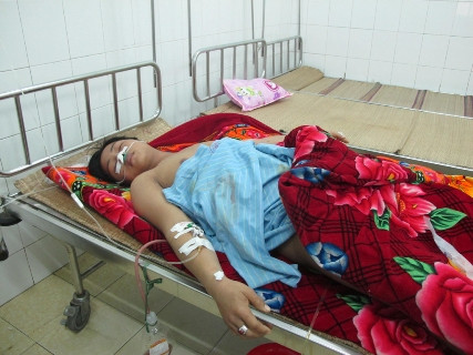 Tú đang điều trị và được canh giữ tại Bệnh viện Hữu nghị đa khoa Nghệ An Tú đang điều trị và được canh giữ tại Bệnh viện Hữu nghị đa khoa Nghệ An