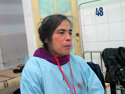 Bà Dinh đau đớn ngồi chăm sóc cho đứa con duy nhất (Tú - PV) vừa dùng dao đâm chết bạn gái Bà Dinh đau đớn ngồi chăm sóc cho đứa con duy nhất (Tú - PV) vừa dùng dao đâm chết bạn gái