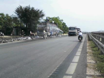 Chủ xe và người dân đang nhanh chóng tìm cách dập lửa Chủ xe và người dân đang nhanh chóng tìm cách dập lửa