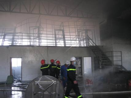 Lực lượng PCCC đang tìm cách dập tắt đám cháy còn sót lại.