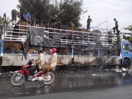 Tuy nhiên do xe chở hàng dễ cháy, gặp thời tiết khô nóng và gió to nên sau khi dập tắt lửa, toàn bộ số hàng gần như đã bị thiêu rụi. Tuy nhiên do xe chở hàng dễ cháy, gặp thời tiết khô nóng và gió to nên sau khi dập tắt lửa, toàn bộ số hàng gần như đã bị thiêu rụi.