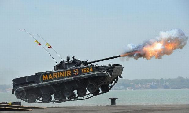 Tháng 10 năm 2014, Indonesia tổ chức duyệt binh quy mô lớn nhân ngày thành lập quân đội