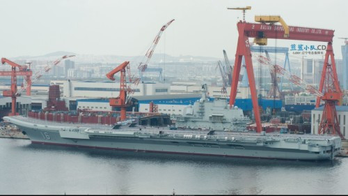 Tàu sân bay Liêu Ninh quay trở về nhà máy bảo trì (nguồn mạng sina Trung Quốc)