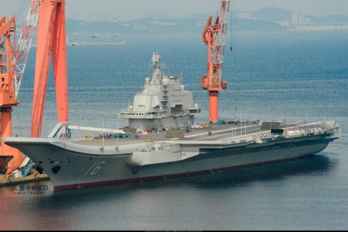 Tàu sân bay Liêu Ninh quay trở về nhà máy bảo trì (nguồn mạng sina Trung Quốc)