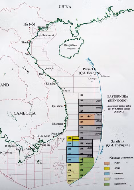 Trên thế giới, chưa có nước nào mời thầu dầu khí ở vùng đặc quyền kinh tế, thềm lục địa của nước khác, của Trung Quốc. Hơn nữa, Tổng thư ký ASEAN Lê Lương Minh còn nhấn mạnh: Chưa nước ASEAN nào kéo giàn khoan vào vùng biển thềm lục địa của Trung Quốc theo luật pháp quốc tế. Nhưng, Trung Quốc đã có cả hai hành vi vô đạo này ở vùng biển chủ quyền của Việt Nam (ảnh tư liệu) Trên thế giới, chưa có nước nào mời thầu dầu khí ở vùng đặc quyền kinh tế, thềm lục địa của nước khác, của Trung Quốc. Hơn nữa, Tổng thư ký ASEAN Lê Lương Minh còn nhấn mạnh: Chưa nước ASEAN nào kéo giàn khoan vào vùng biển thềm lục địa của Trung Quốc theo luật pháp quốc tế. Nhưng, Trung Quốc đã có cả hai hành vi vô đạo này ở vùng biển chủ quyền của Việt Nam (ảnh tư liệu)