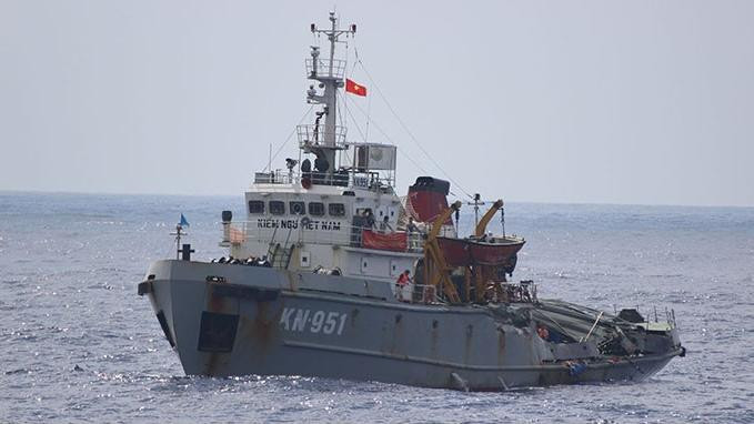 Tàu Kiểm ngư KN 951 của Việt Nam sau khi bị Chính phủ Trung Quốc chỉ đạo khủng bố vũ lực Tàu Kiểm ngư KN 951 của Việt Nam sau khi bị Chính phủ Trung Quốc chỉ đạo khủng bố vũ lực