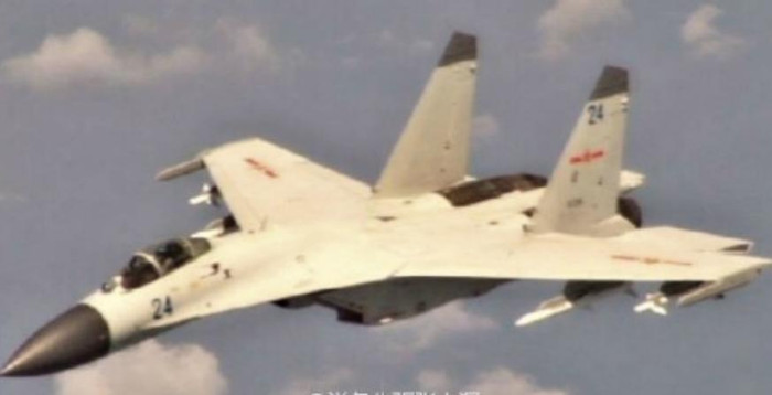 Máy bay chiến đấu J-11 Trung Quốc mang theo tên lửa đánh chặn máy bay săn ngầm P-8 của Quân đội Mỹ ở Biển Đông