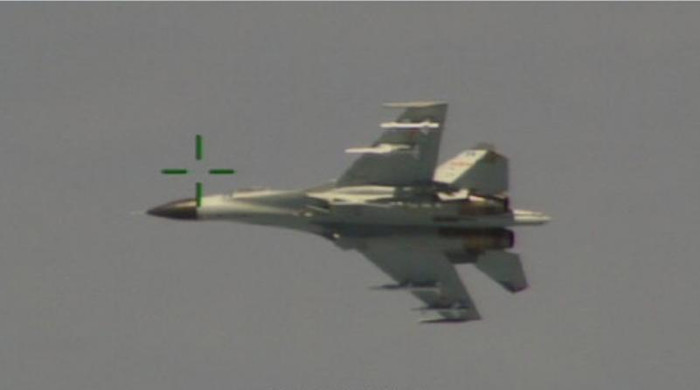 Máy bay chiến đấu J-11 Trung Quốc mang theo tên lửa đánh chặn máy bay săn ngầm P-8 của Quân đội Mỹ ở Biển Đông