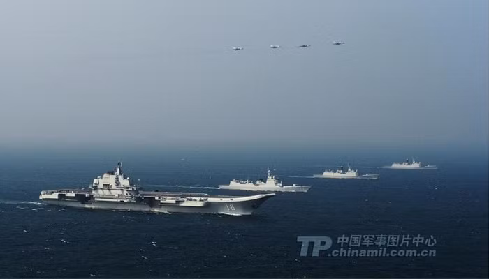 Tháng 12 năm 2013, biên đội tàu sân bay Liêu Ninh, Hải quân Trung Quốc thử nghiệm trên Biển Đông (ảnh chinamil)