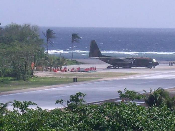 Máy bay vận tải C-130 Quân đội Đài Loan tiếp tế cho đảo Ba Bình Máy bay vận tải C-130 Quân đội Đài Loan tiếp tế cho đảo Ba Bình