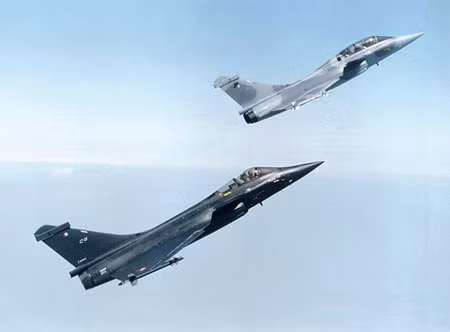 Máy bay chiến đấu Rafale-D một chỗ ngồi (gần) và Rafale-C hai chỗ ngồi (xa) của Không quân Pháp Máy bay chiến đấu Rafale-D một chỗ ngồi (gần) và Rafale-C hai chỗ ngồi (xa) của Không quân Pháp