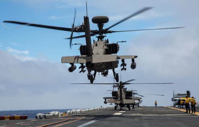 Máy bay trực thăng tấn công AH-64E Apache Guardians hạ cánh xuống tàu tấn công đổ bộ USS Peleliu LHA-5 Máy bay trực thăng tấn công AH-64E Apache Guardians hạ cánh xuống tàu tấn công đổ bộ USS Peleliu LHA-5