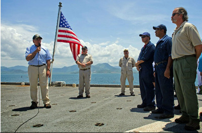 Năm 2012, Bộ trưởng Quốc phòng Mỹ Leon Panetta thăm tàu USNS Richard E Byrd ở vịnh Cam Ranh, Việt Nam (ảnh tư liệu) Năm 2012, Bộ trưởng Quốc phòng Mỹ Leon Panetta thăm tàu USNS Richard E Byrd ở vịnh Cam Ranh, Việt Nam (ảnh tư liệu)