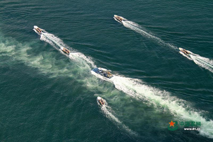 Hạm đội Nam Hải, Hải quân Trung Quốc là lực lượng tác chiến ở Biển Đông, được Hải quân Trung Quốc ưu tiên biên chế vũ khí trang bị mới tiên tiến, đồng thời thường xuyên tập trận trên Biển Đông với nhiều khoa mục như đổ bộ, phòng không, săn ngầm, chống người nhái..., đặc biệt là ưa thích tập trận đổ bộ đánh chiếm đảo. Hạm đội Nam Hải cũng thường xuyên tập trận chung với các hạm đội khác, các quân binh chủng khác của Quân đội Trung Quốc để tăng cường cái gọi là "tác chiến liên hợp" nhằm "đánh thắng một cuộc chiến tranh cục bộ trong điều kiện thông tin hóa". Lãnh đạo Trung Quốc, ông Tập Cận Bình, ngay sau khi lên nắm quyền đã 2 lần đến thăm và chỉ đạo đối với hạm đội này - đây là điều hiếm thấy, nhất là so với các hạm đội khác (ảnh tư liệu) Hạm đội Nam Hải, Hải quân Trung Quốc là lực lượng tác chiến ở Biển Đông, được Hải quân Trung Quốc ưu tiên biên chế vũ khí trang bị mới tiên tiến, đồng thời thường xuyên tập trận trên Biển Đông với nhiều khoa mục như đổ bộ, phòng không, săn ngầm, chống người nhái..., đặc biệt là ưa thích tập trận đổ bộ đánh chiếm đảo. Hạm đội Nam Hải cũng thường xuyên tập trận chung với các hạm đội khác, các quân binh chủng khác của Quân đội Trung Quốc để tăng cường cái gọi là "tác chiến liên hợp" nhằm "đánh thắng một cuộc chiến tranh cục bộ trong điều kiện thông tin hóa". Lãnh đạo Trung Quốc, ông Tập Cận Bình, ngay sau khi lên nắm quyền đã 2 lần đến thăm và chỉ đạo đối với hạm đội này - đây là điều hiếm thấy, nhất là so với các hạm đội khác (ảnh tư liệu)